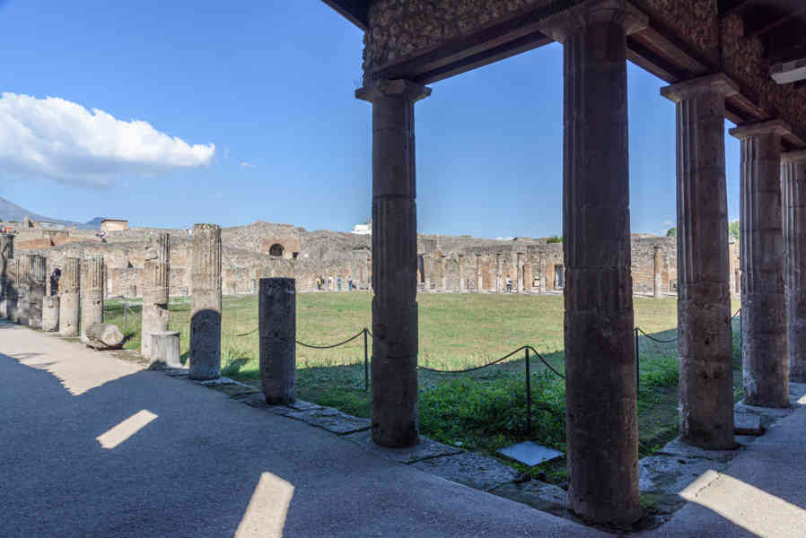 125 - Italia - Pompeya - parque arqueológico de Pompeya - Cuadripórtico de los Teatros o Cuartel de los Gladiadores.jpg
